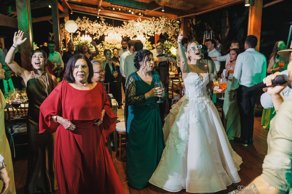 A noiva dança com convidadas na pista durante a festa de casamento. Fotógrafo de casamento Pontoclick Fotografia.