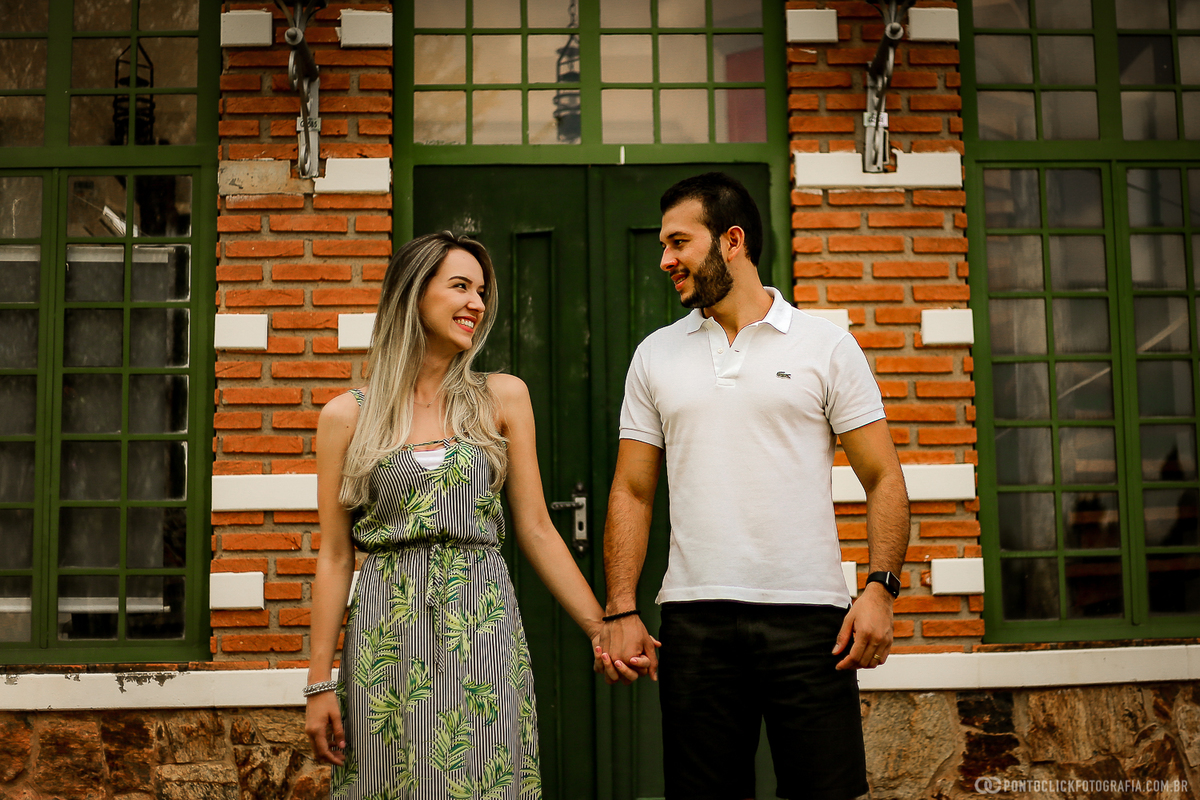 Casal se olhando apaixonados em Holambra no ensaio fotográfico em Holambra 