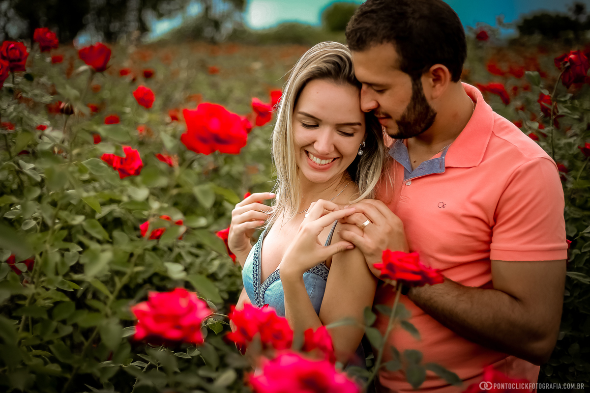 noiva sorrindo com a mao no ombro e noivo com a mao no ombro da noiva