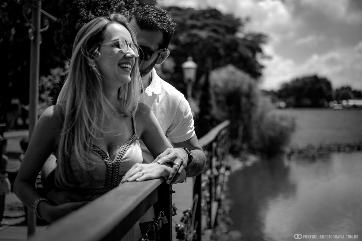 casal abraçado e sorrindo no deck do amor em holambra