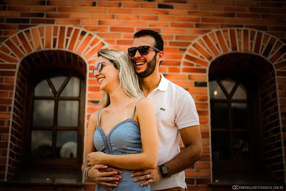 casal abraçado e sorrindo próximo ao moinho de Holambra ponto turístico de holambra