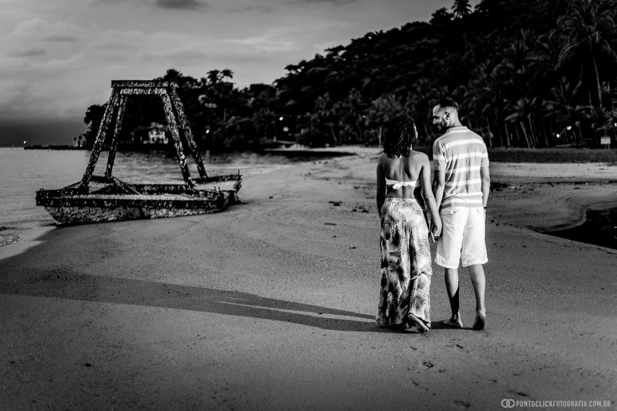 casal na praia em ilhabela