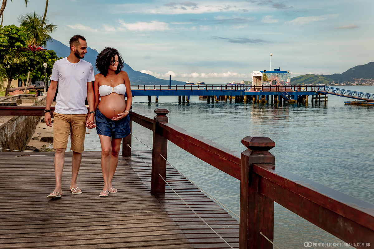 casal caminhando na passarela em ilhabela