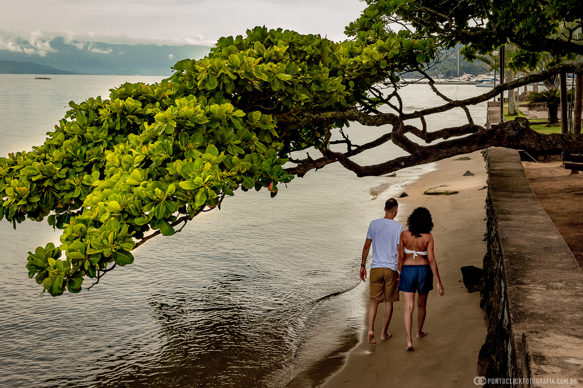 casal caminhando na praia de ilhabela