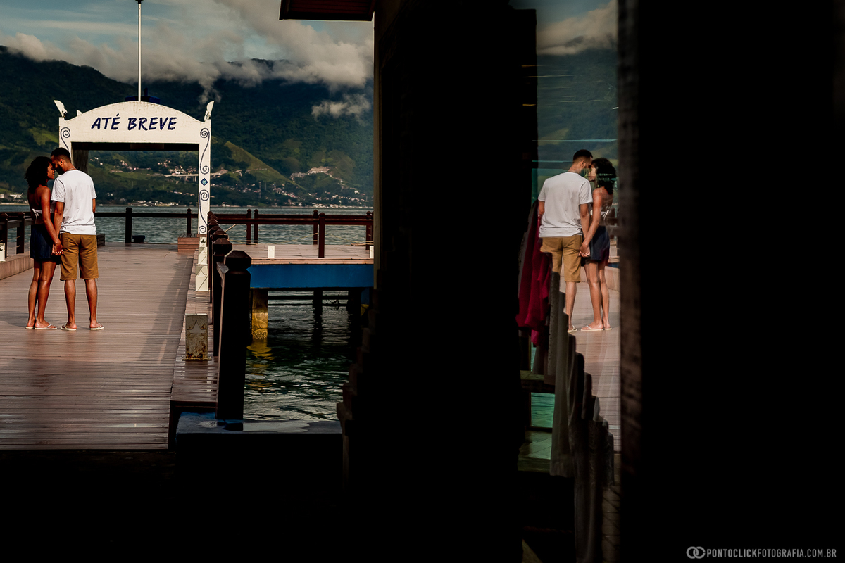 casal caminhando no pier em ilhbela