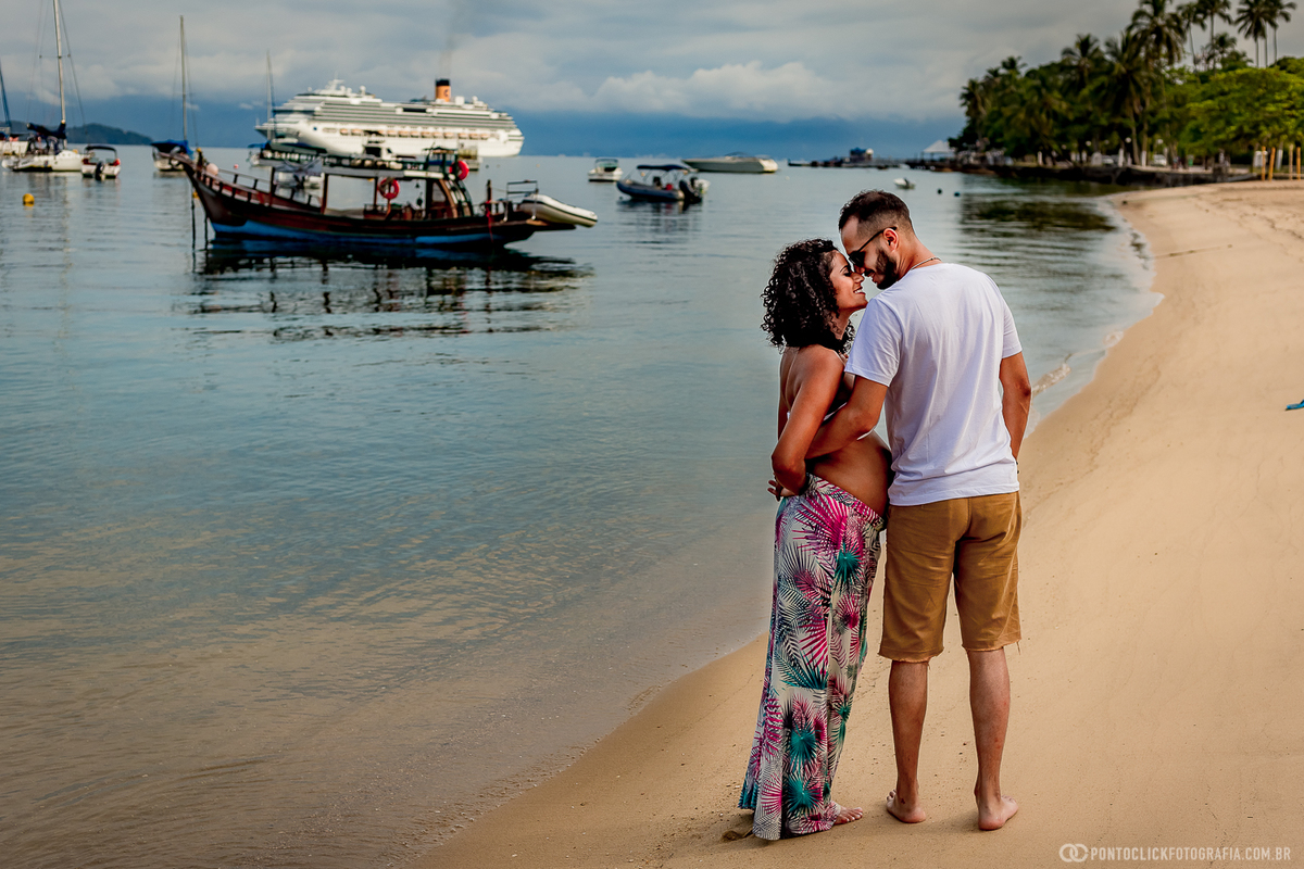 casal caminhando na praia de ilhabela