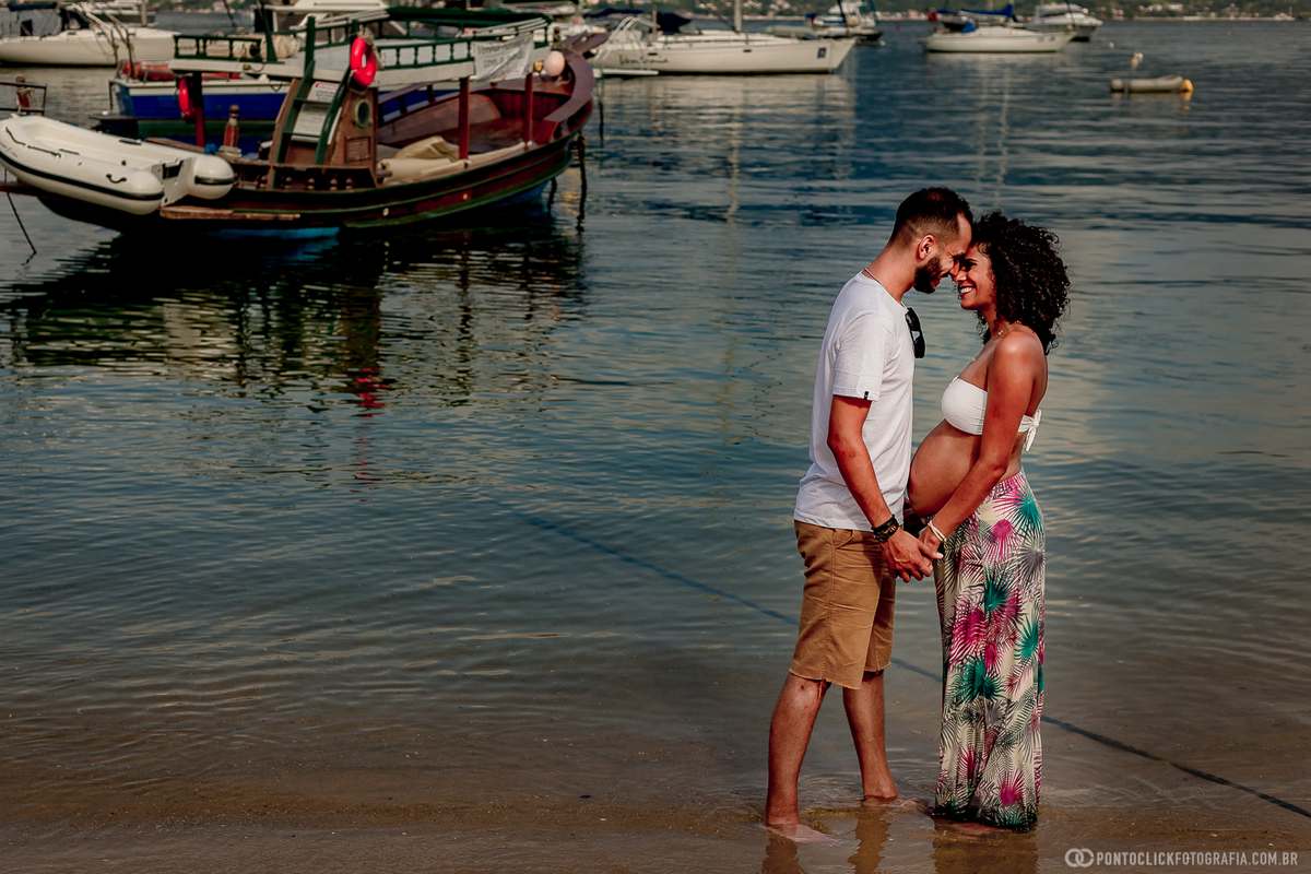 casal com a testa coladas na praia de ilhabela