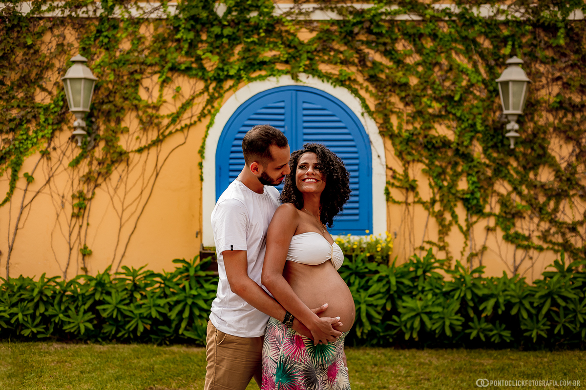 casal abraça segurando a barriga da gravida em ilhabela