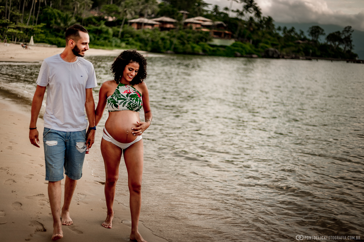 casal passeando na praia em ilhabela