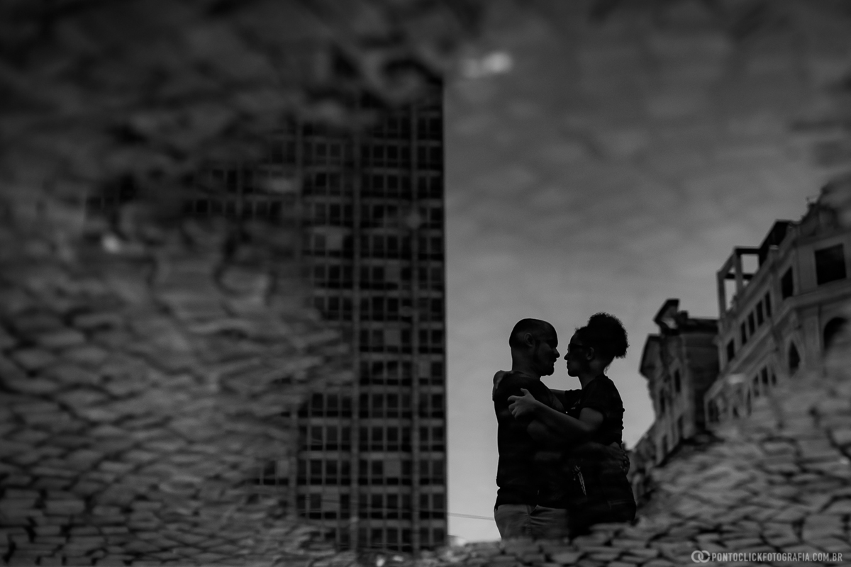 silhueta de casal na poça dágua no em frente a prefeitura de são paulo no centro velho de são paulo