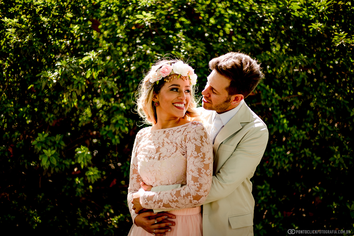 noivos abraçados se olhando e sorrindo em campos do jordao