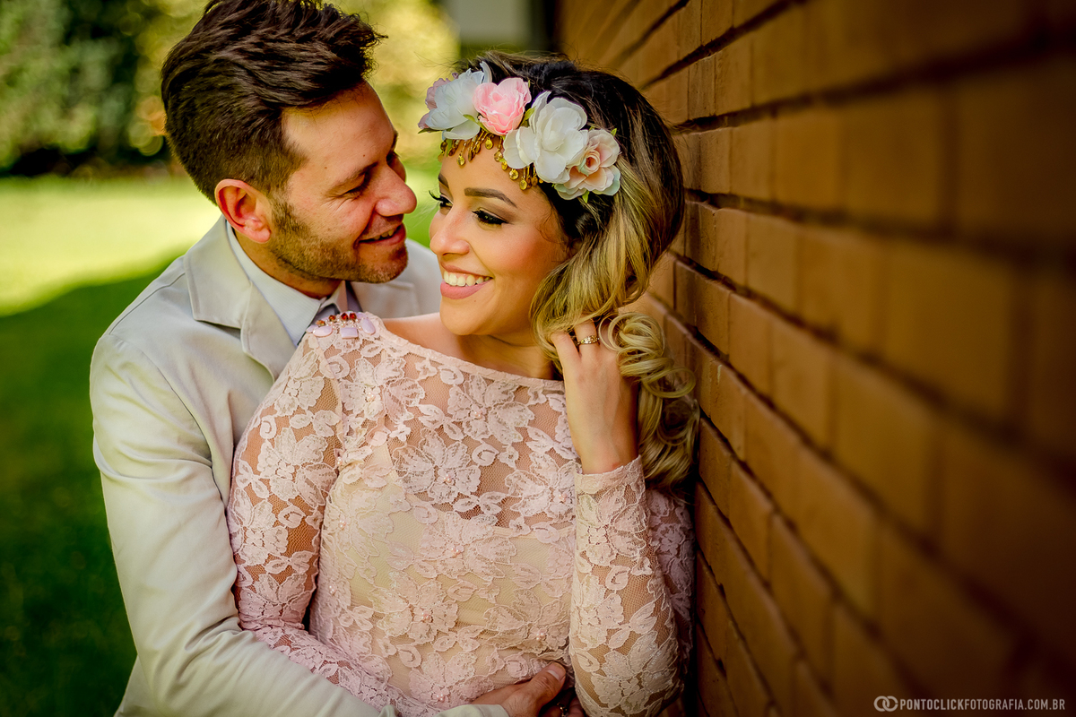 noivo abraçando a noiva e sorrindo em campos do jordao