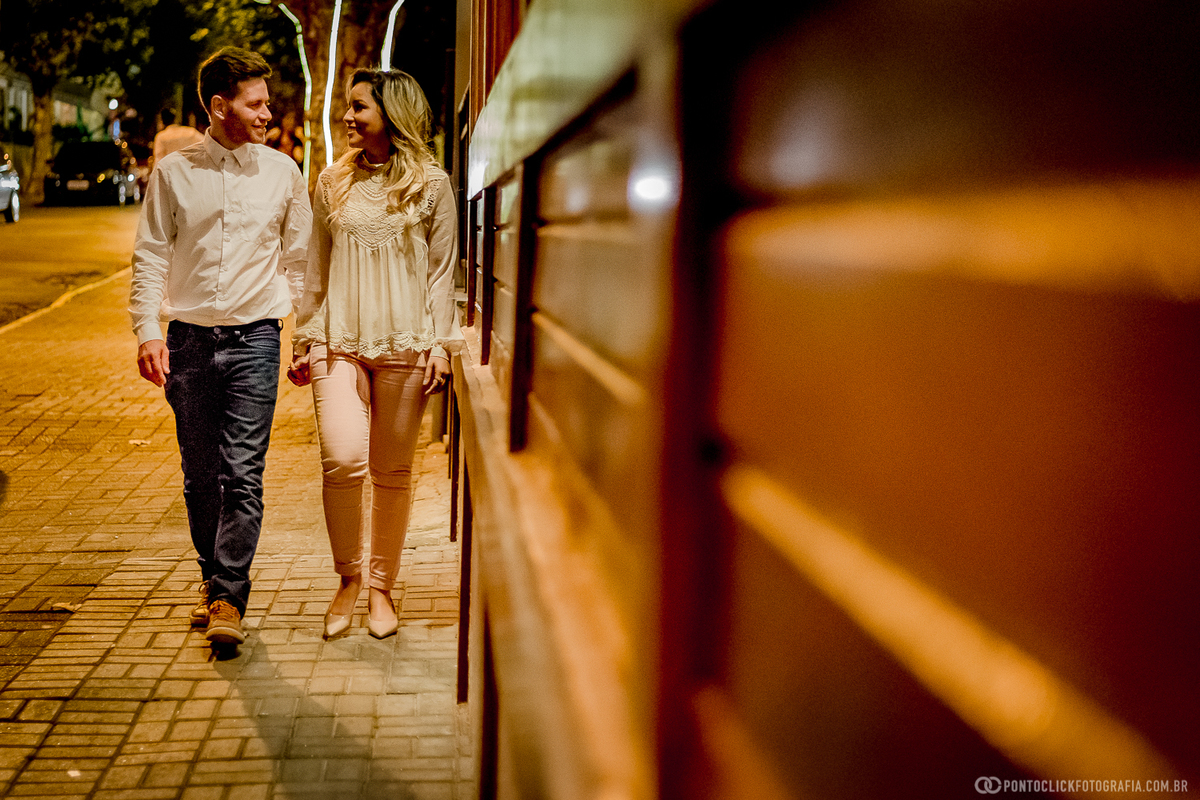 casal caminhando em frente a uma pizzaria em campos do jordao