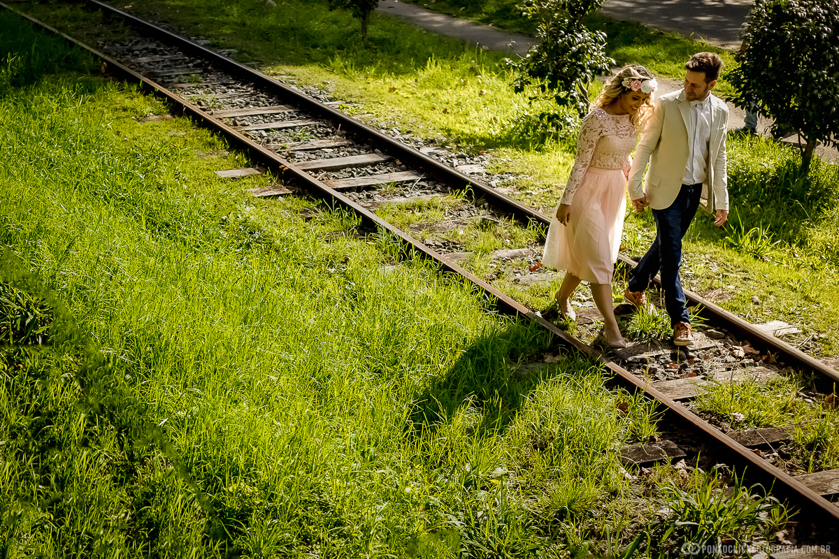 noivos caminhando na linha do trem em campos do jordao