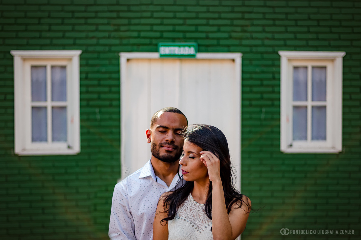 noiva mexendo em seu cabelo e seu noivo de olhos fechados 