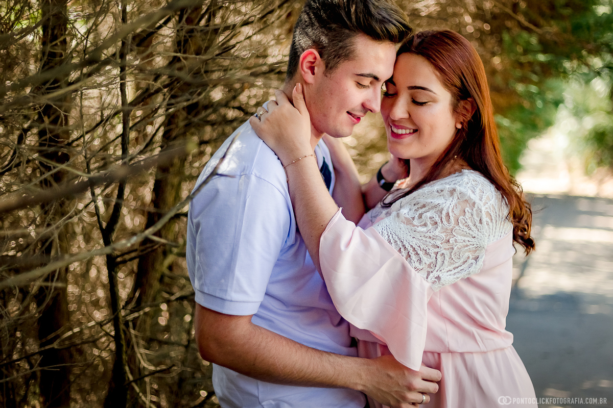 noiva sorrindo com a mao no rosto do noivo em ensaio fotografico são roque