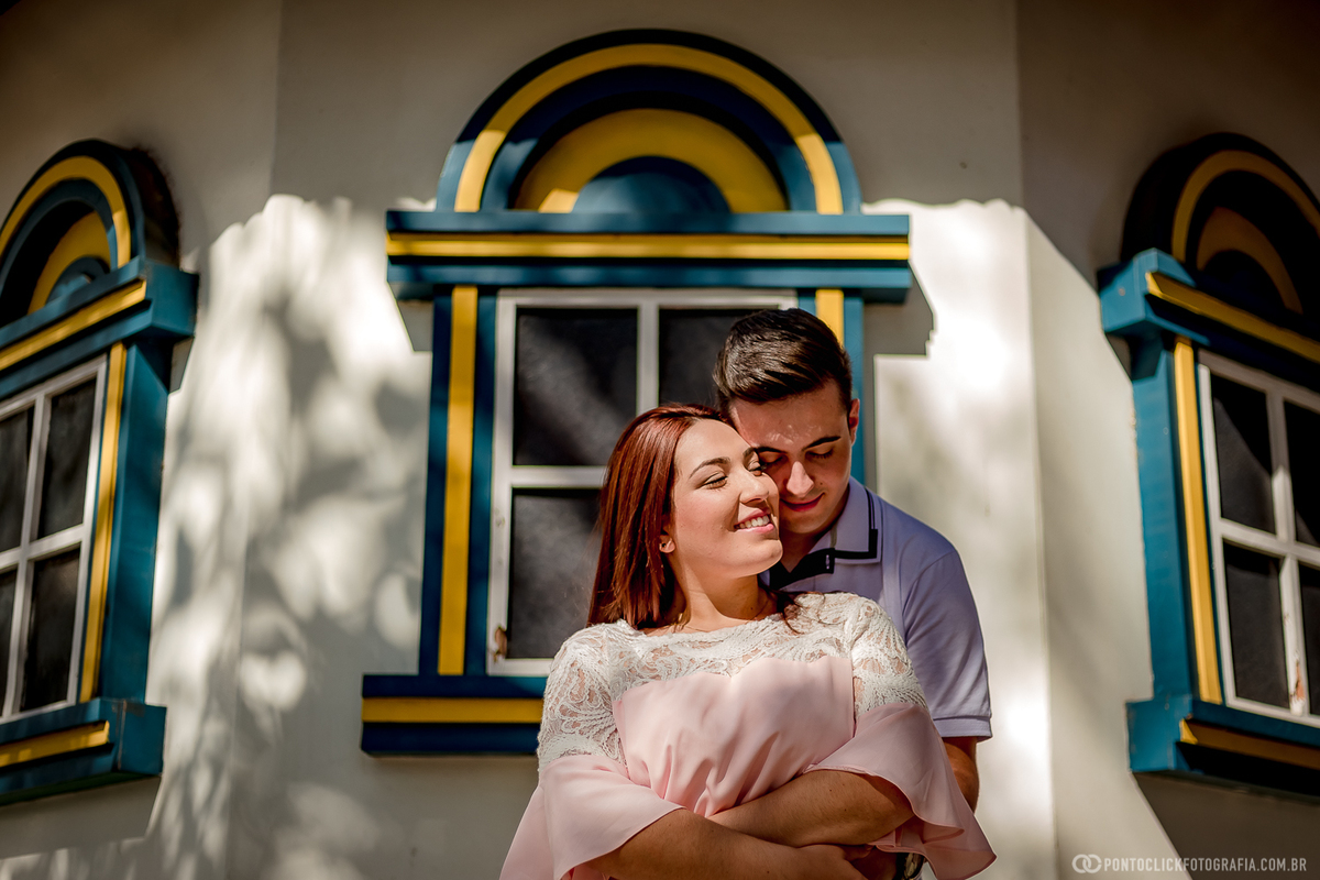 casal abraçados em ensaio fotogrtafico no ensaio em são roque