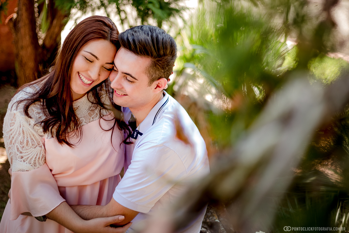 noiva sorrindo a sentada no colo do noivo no ensaio em são roque