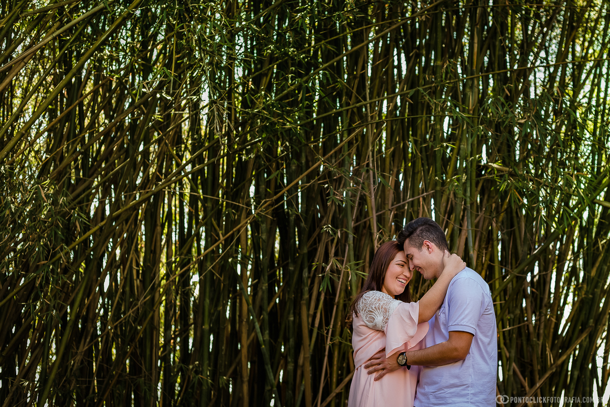 noiva com o braço no pescoço do noivono ensaio fotografico em são roque