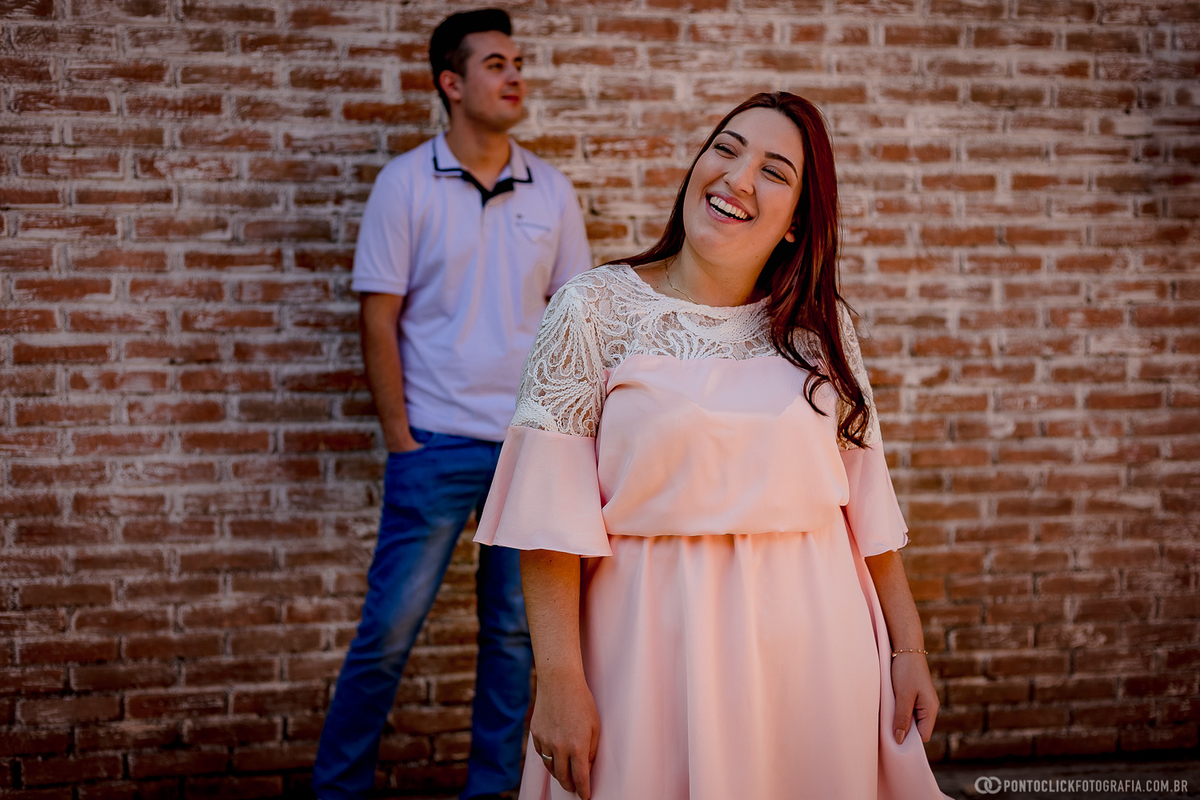 noiva sorrindo e noivo atras no ensaio fotografico de casal em são roque