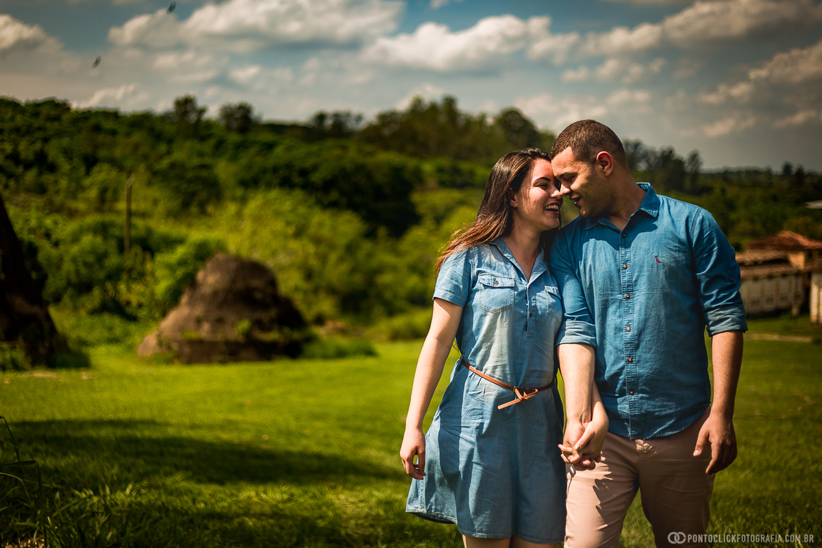 casal caminhando de maos dadas na fazenda ipanema em sorocaba