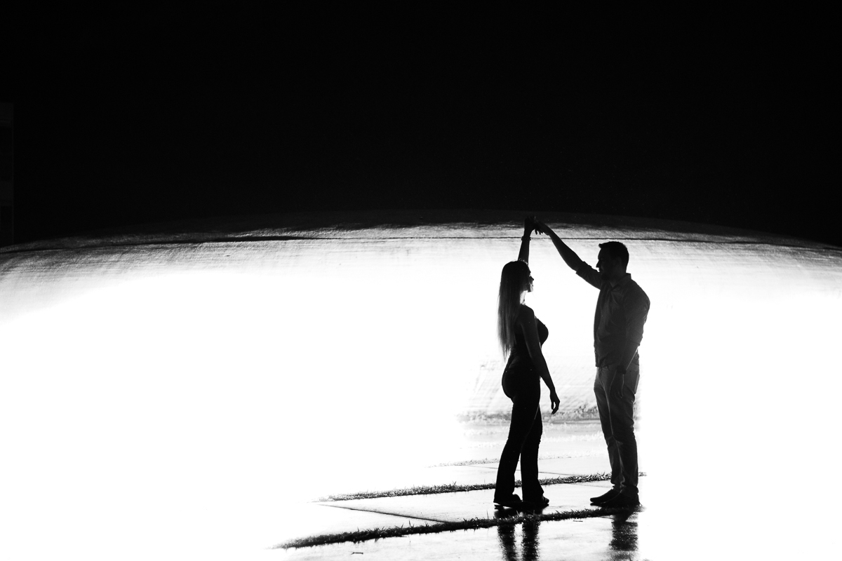 casal em silhueta dançando na frente da catedral de brasilia em ensaio fotografico 