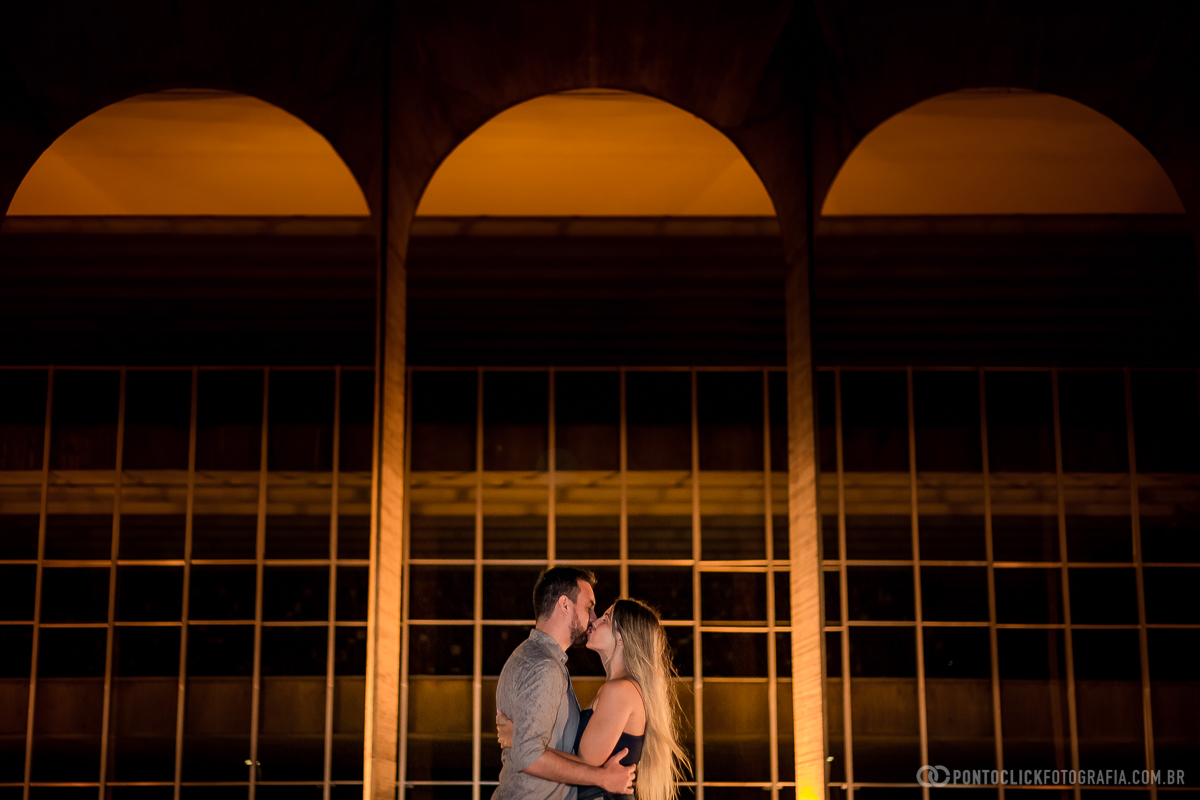 casal se beijando em frente ao planalto central de brasilai em ensaio fotografico noturno em brasilia 
