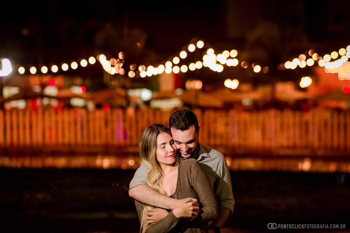 casal abraçado e noivo cheirando o pescoço da noiva em ensaio fotografico noturno em brasilia