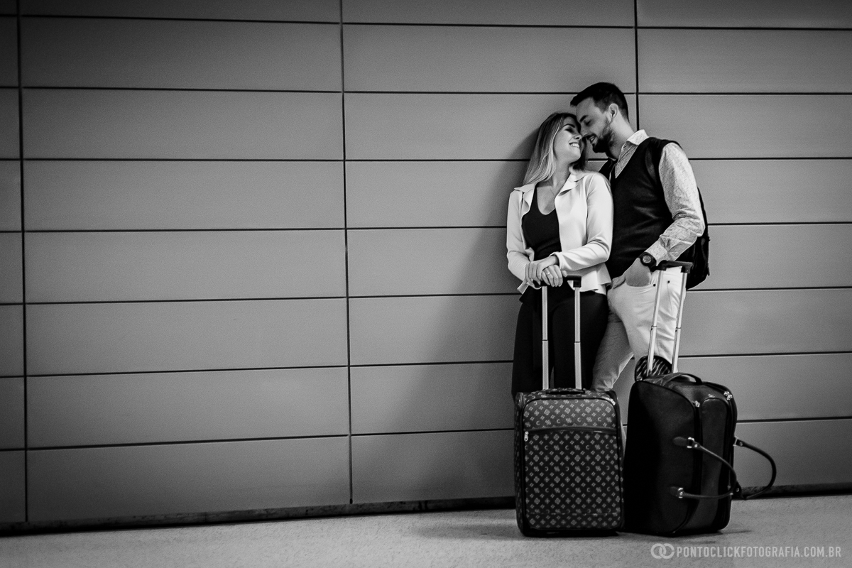 ensaio encostado na parede e se olhando em ensaio fotografico no aeroporto