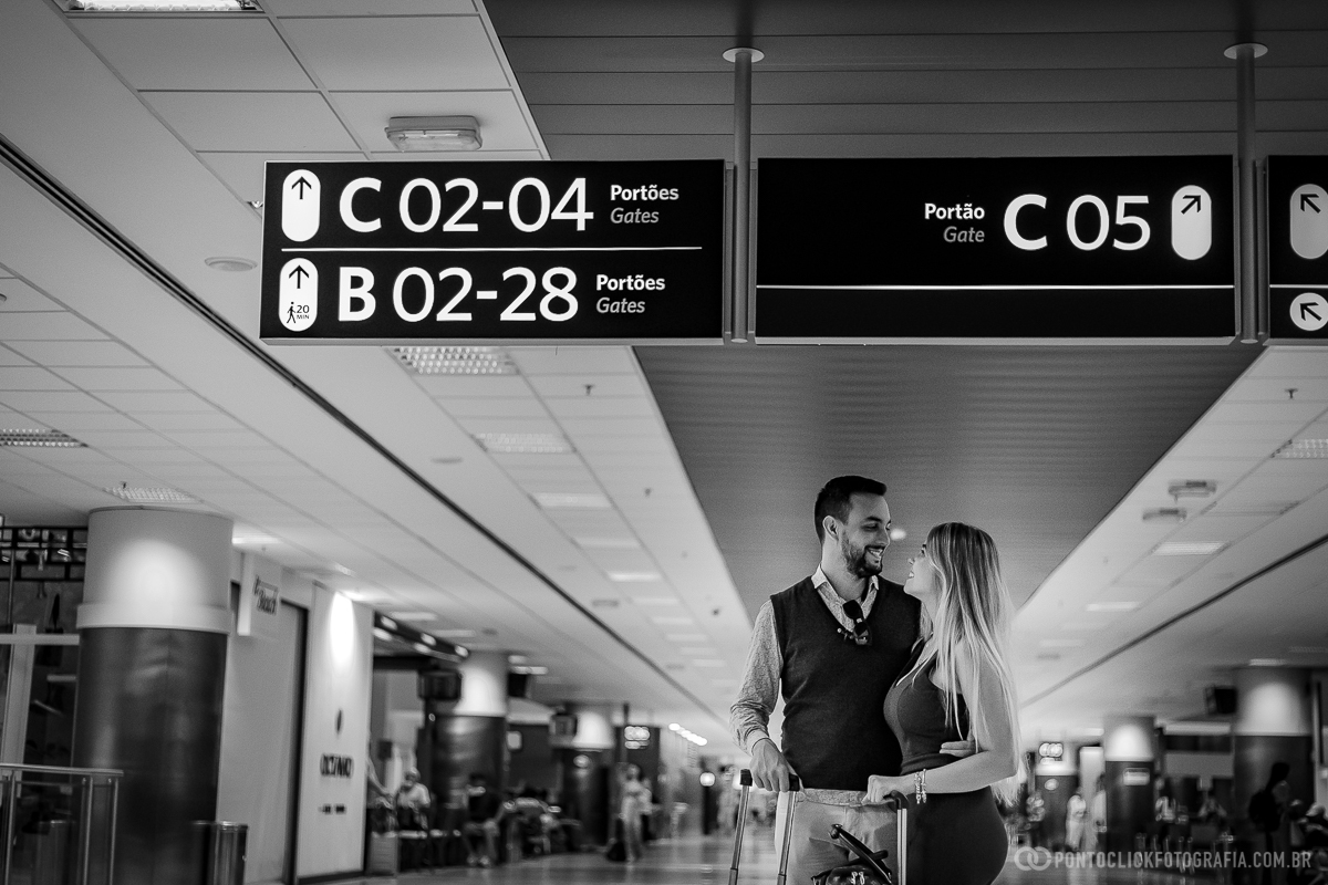 casal se olhando no meio do salao de embarque no aeroporto viracopos em ensaio fotografico no aeroporto