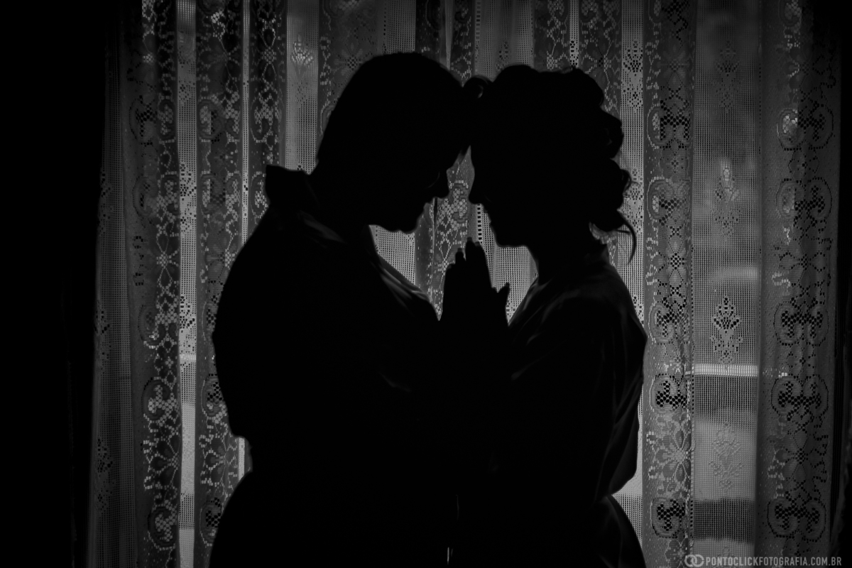silhueta de noiva e mae da noiva abraças fazendo uma oração no chalé da noiva do espaço laforet em sao roque são paulo