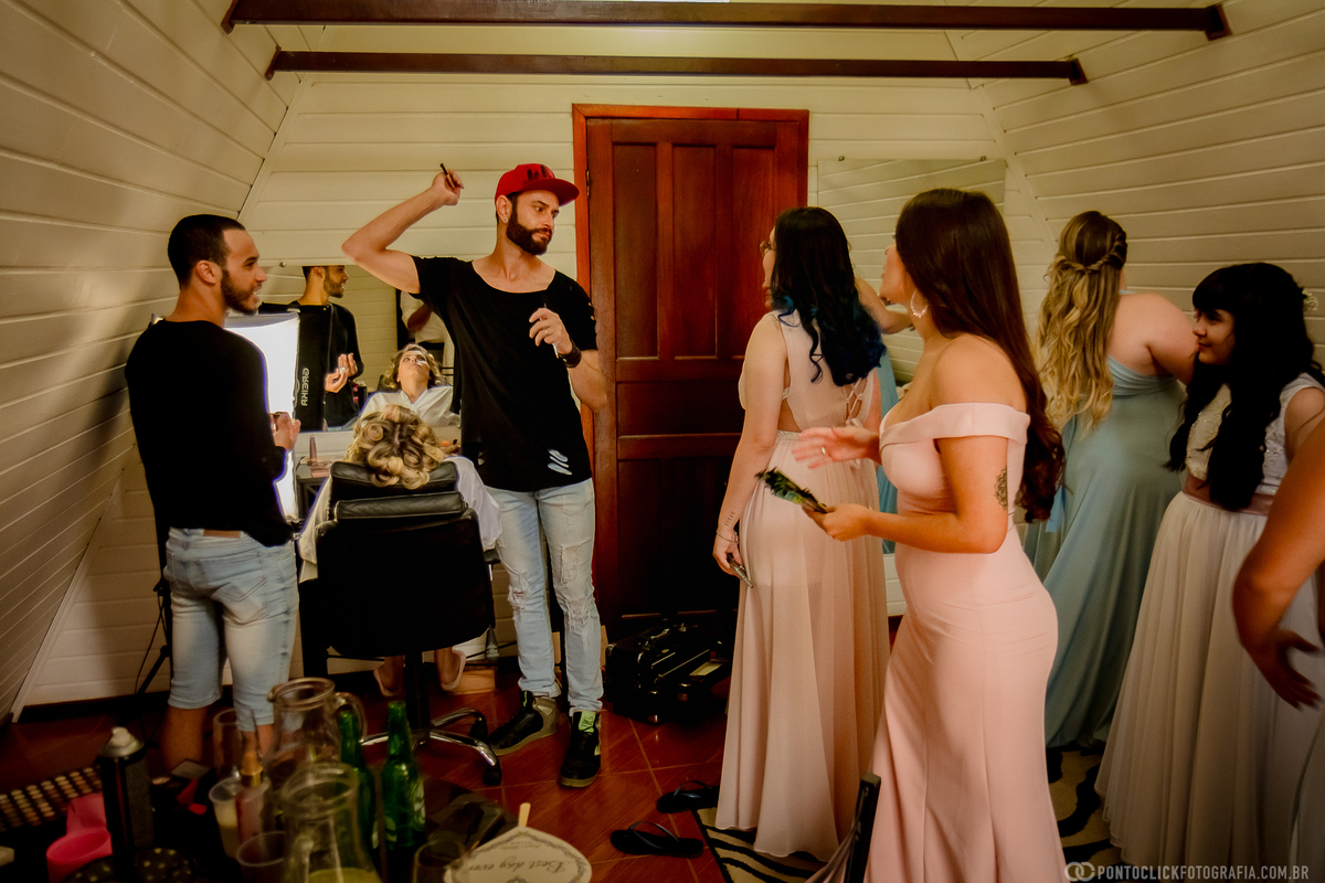 marinhas olhando para o maquiador dentro do chalé da noiva do espaço laforet em sao roque são paulo