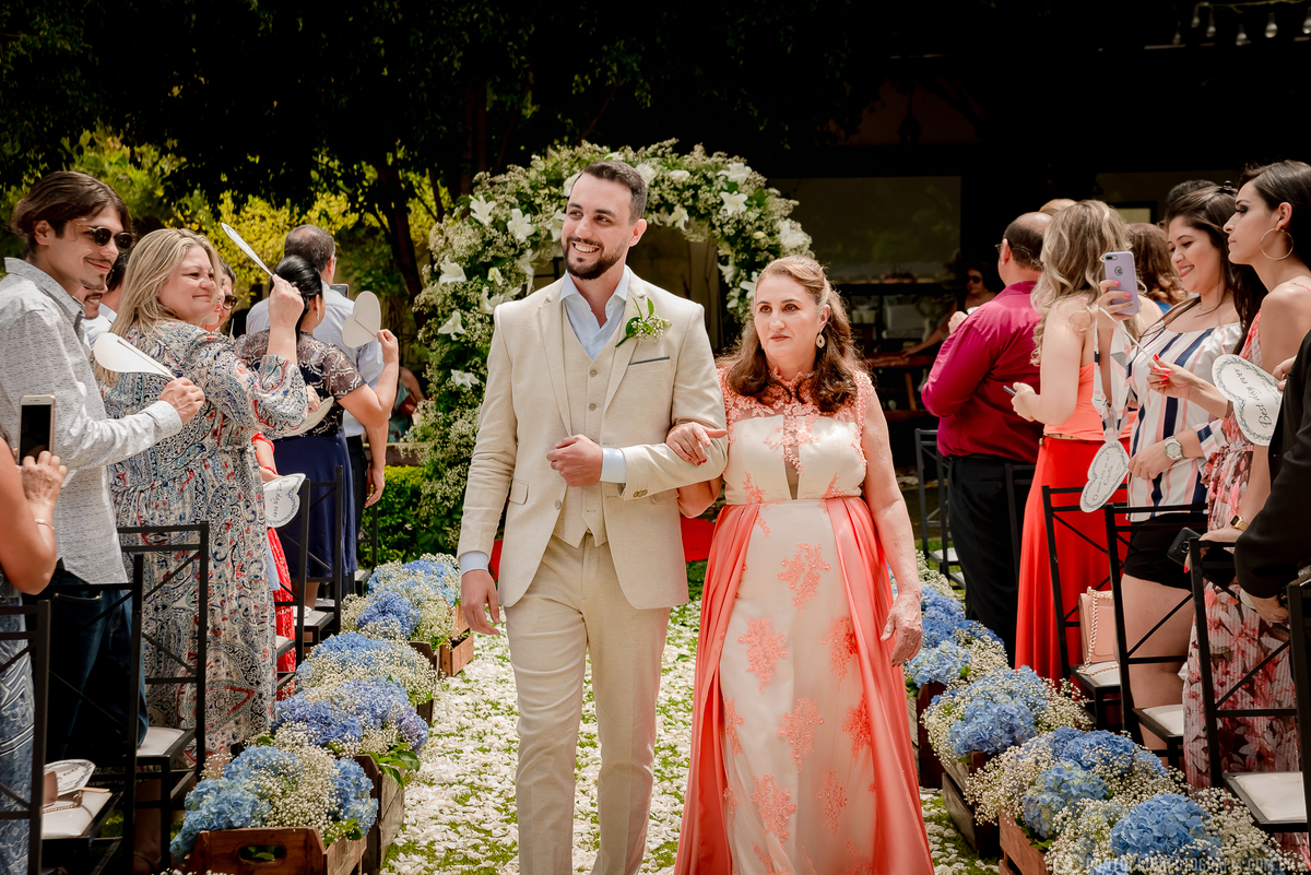 noivo e mae do noivo entrando na cerimonia do casamento no campo do espaço laforet em sao roque são paulo