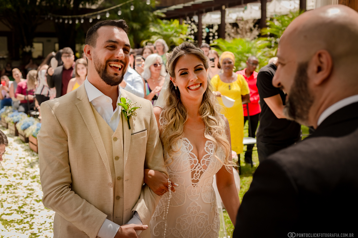 noivos sorrindo na cerimonia de casamento no espaço laforet