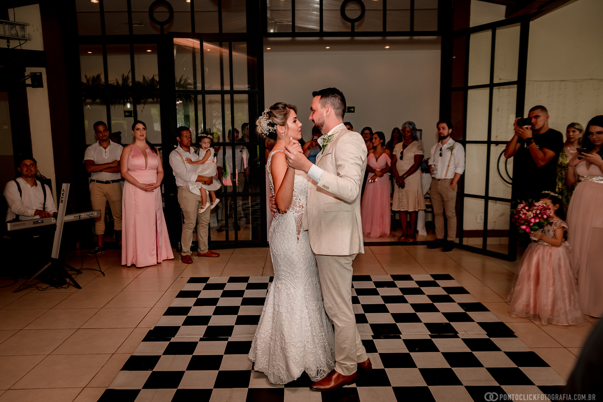 noivos dançando a valsa e convidados padrinhos e madrinhas observando a valsa