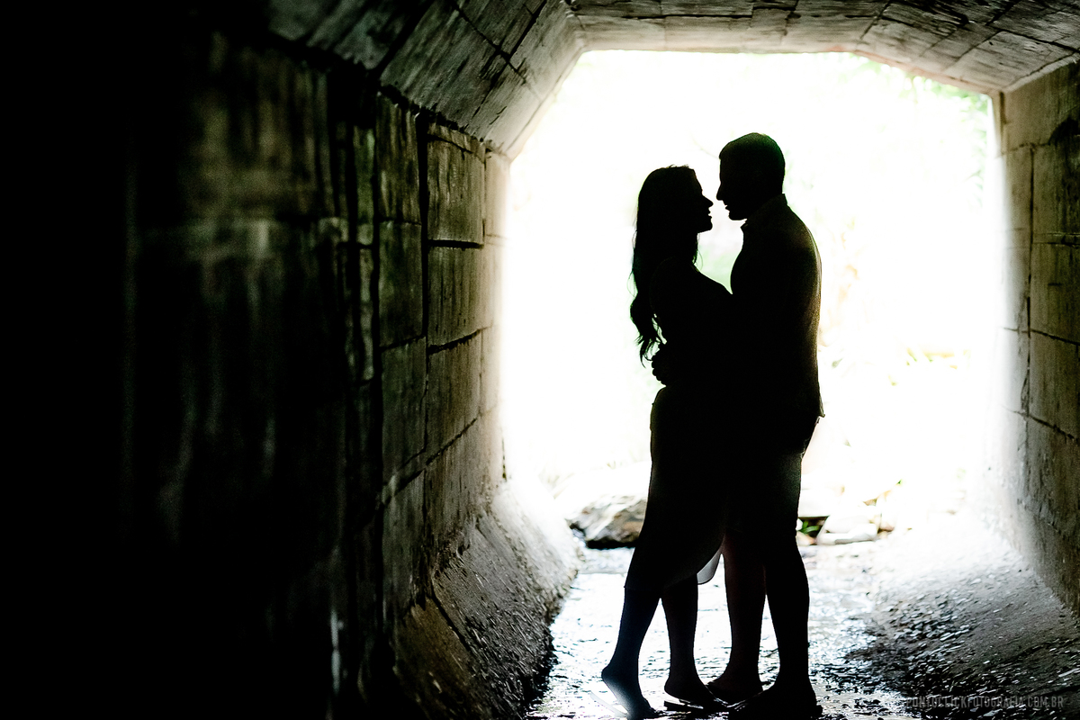 silhueta de casal em capitolio minas gerais no meio dos cânons em em capitolio minas gerais
