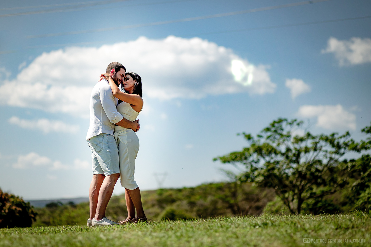 casal de abraçanado e beijando com o ceu azul no fundo em capitolio minas gerais