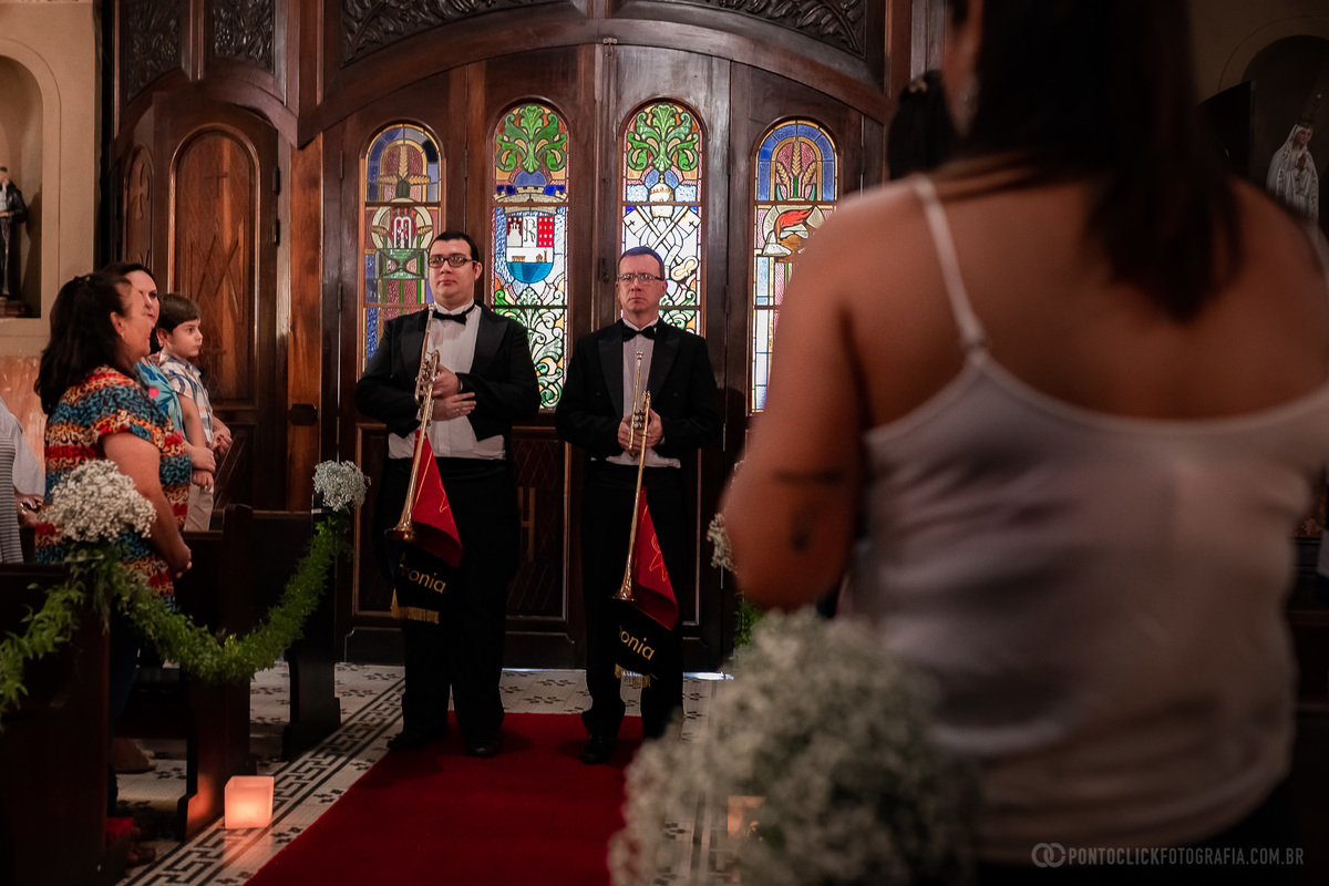 trompetistas aguardando a entrada da noiva na igreja da matriz de sao roque
