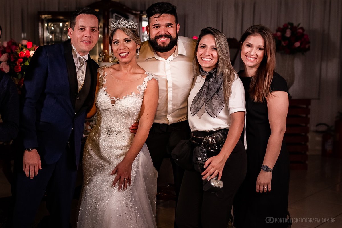 foto posada com a equipe de fotografia do casamento