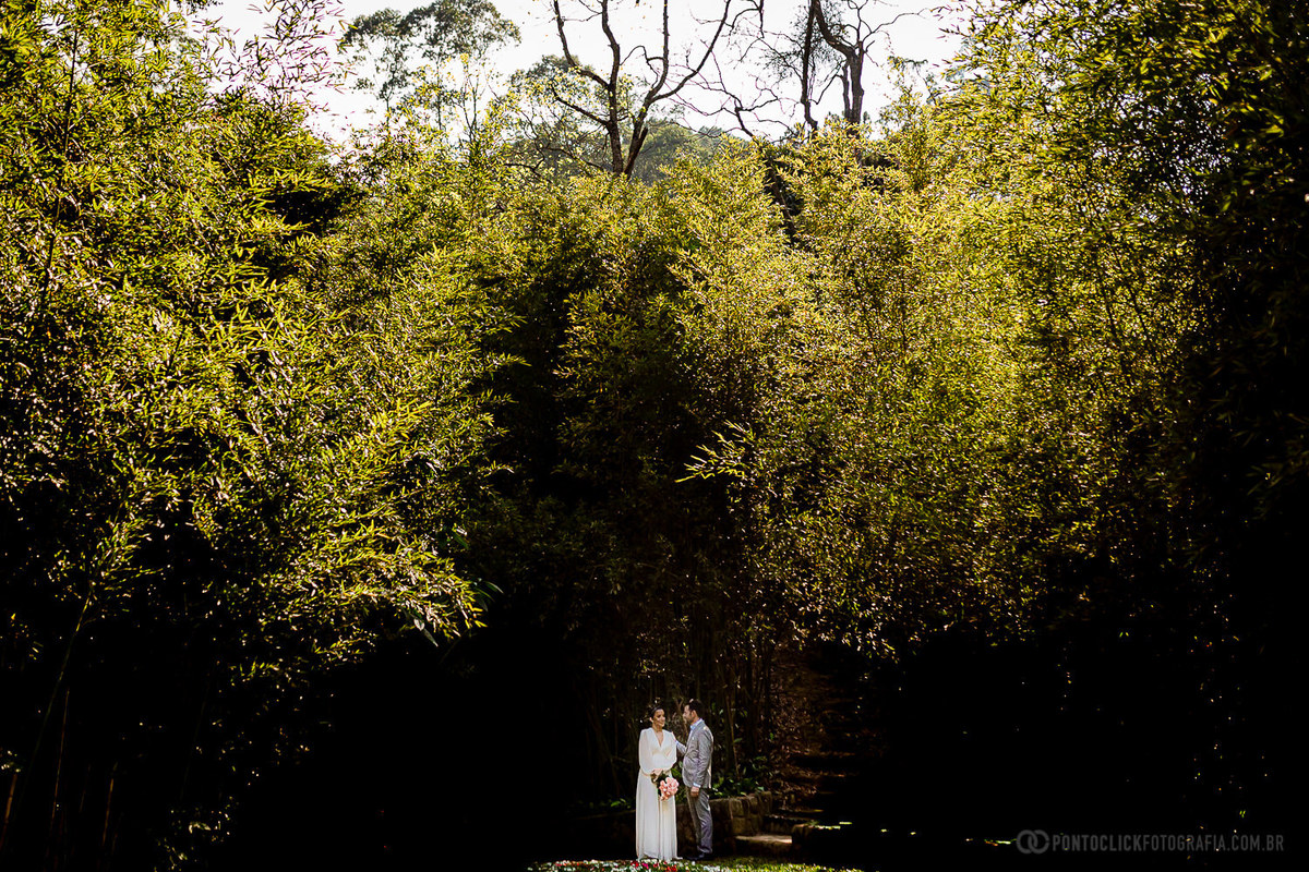 noivos se olhando embaixo de bambuzal do espaço laforet

