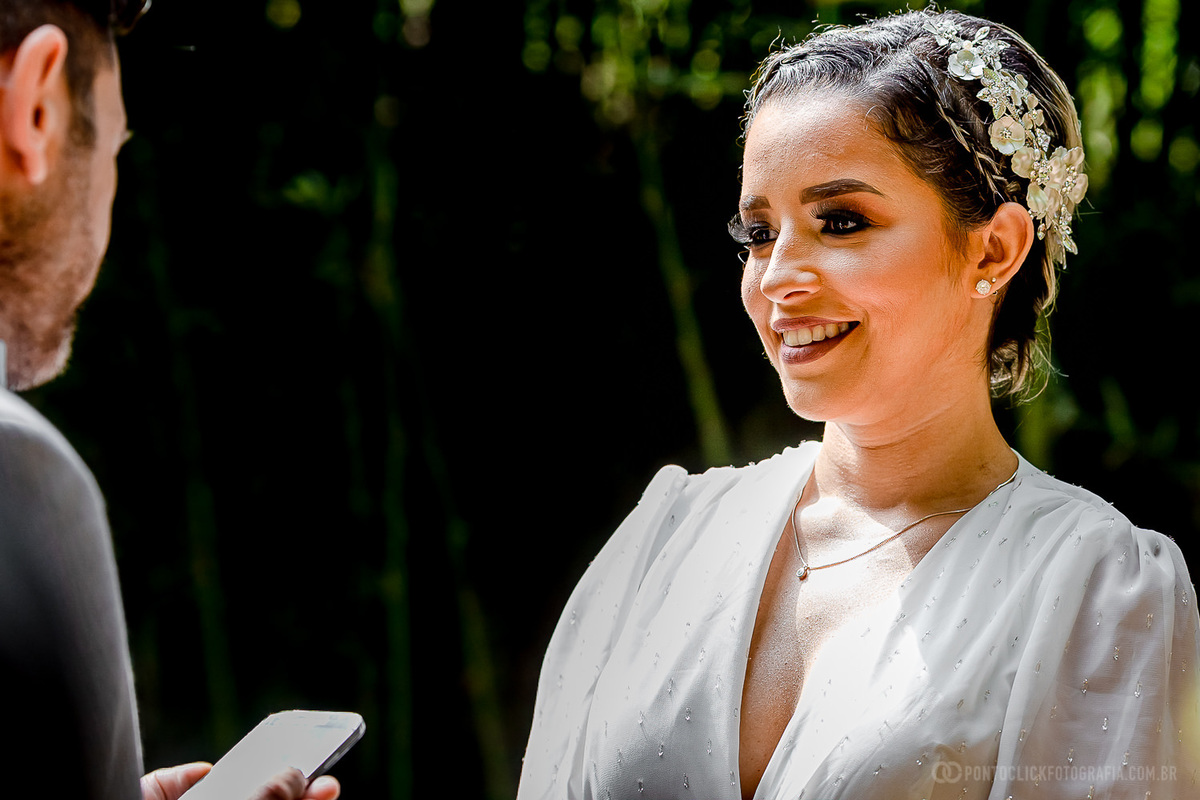 Noiva olhando para o noivo na leitura dos votos no Elopement Wedding espaco lafort