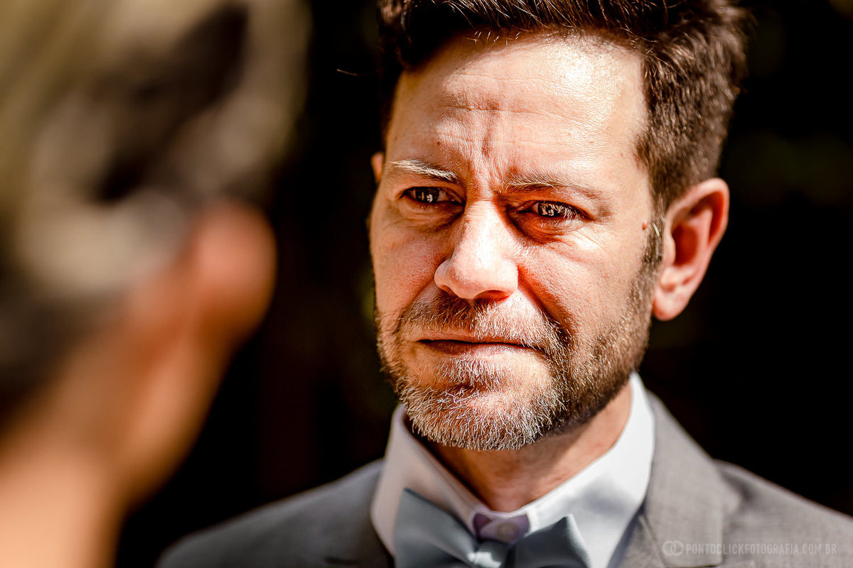 noivo emocionado e chorando olhando para sua noiva na leitura dos votos no espaco lafort