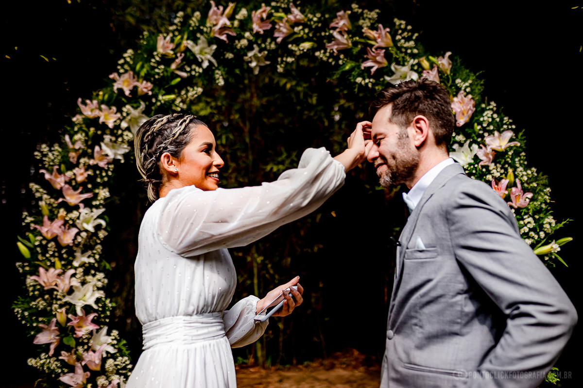 noiva secando as lagrimas do noivo que chorou ao ler seus votos de casamento no Elopement Wedding no espaco laforet