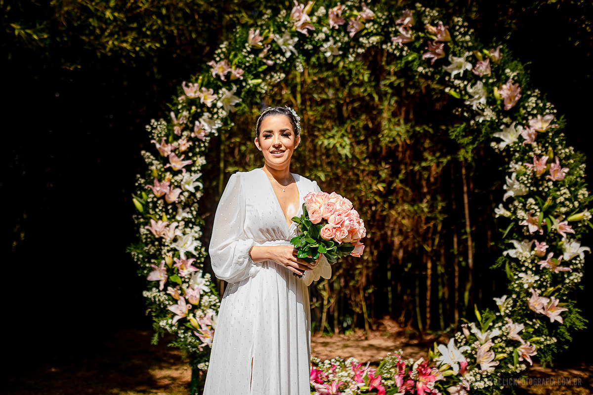noiva olhando fixamente para o pagem que vem com as alianças no Elopement Wedding no espaço laforet