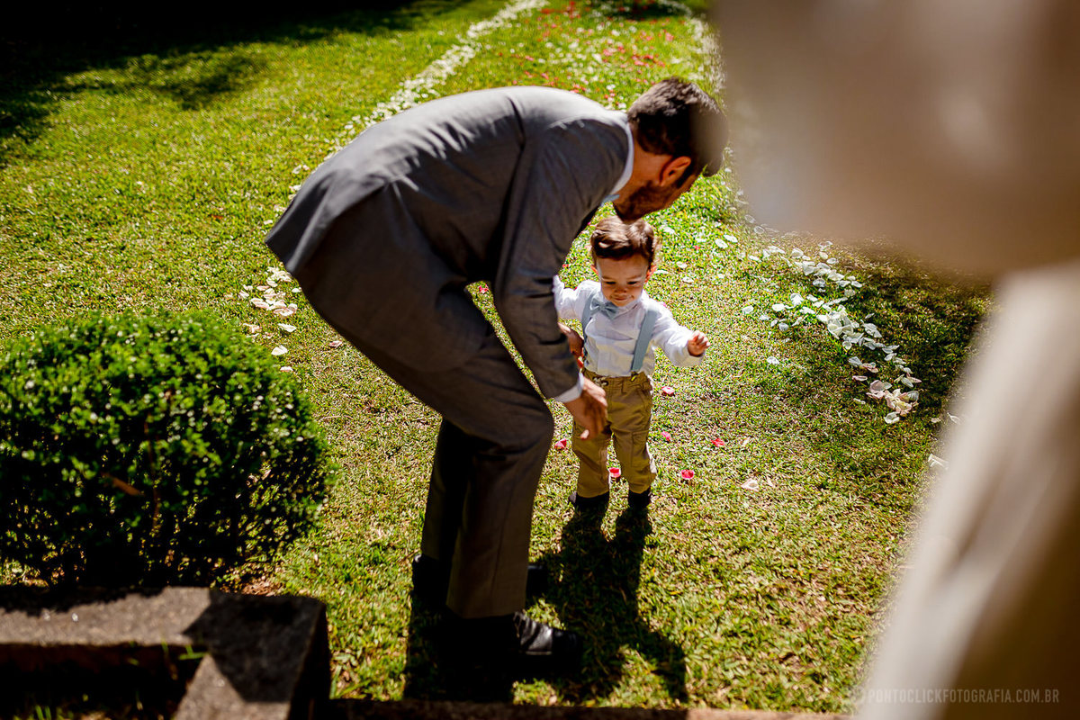 noivo agachado esperando o pajem chegar com as aliancas