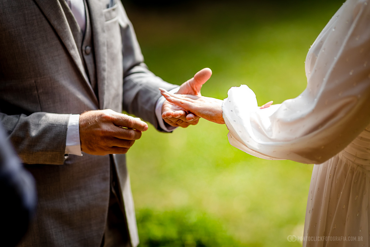 noivo segurando uma das maos da noiva para por a alianca no Elopement Wedding no espaço lafort