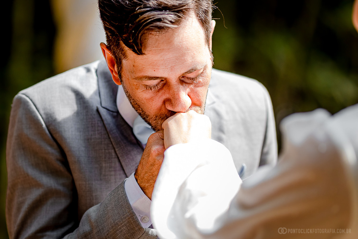 noivo beijando as mao da alianca da noiva no Elopement Wedding no espaço laforet