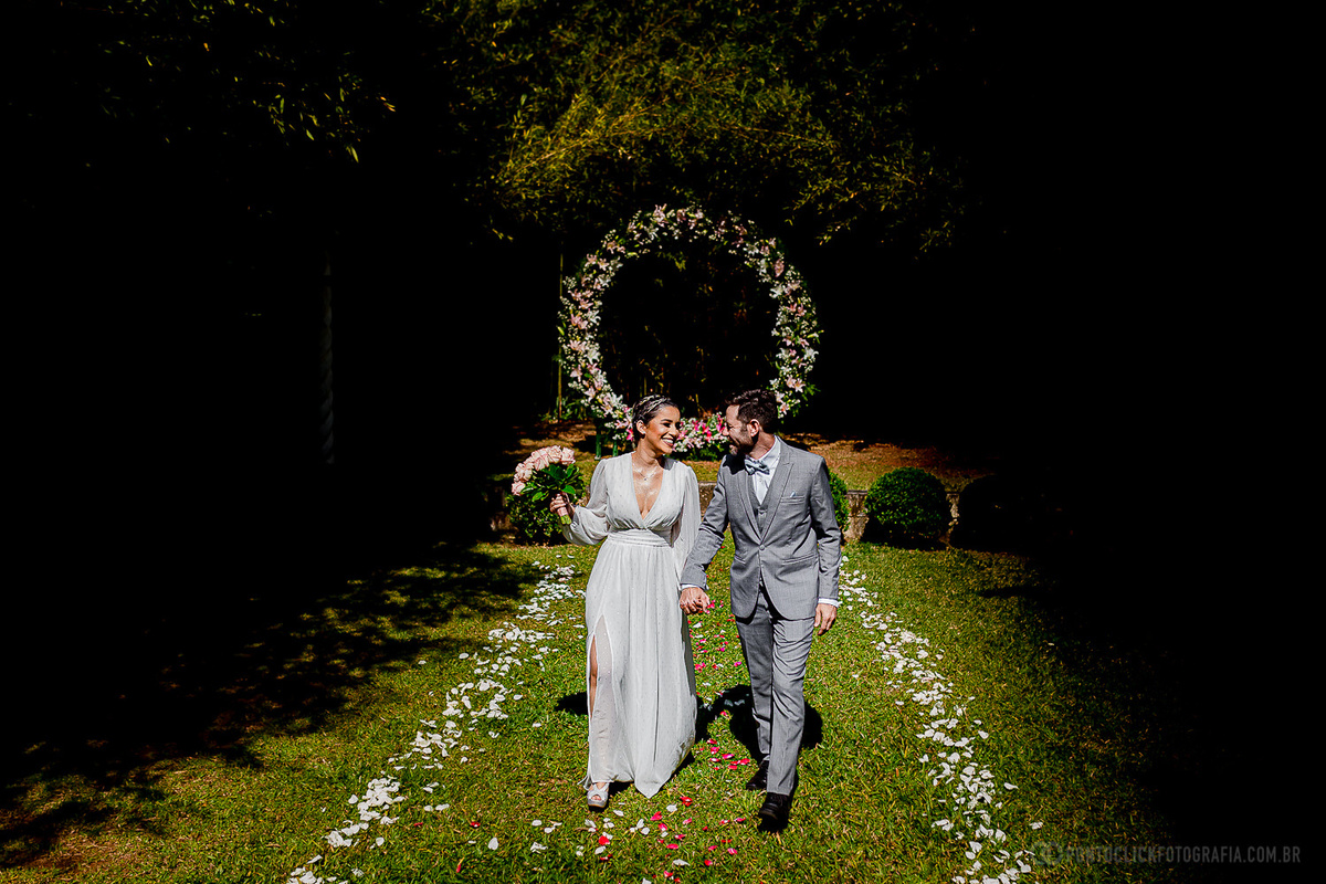 Casal caminhando de maos dadas no Elopement Wedding no espaco laforet 