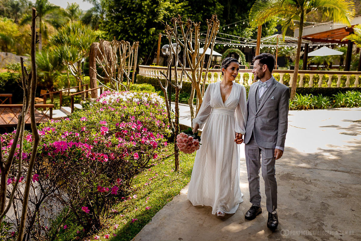 casal caminhando no Elopement Wedding no Espaço Laforet e sorrindo um para o outro