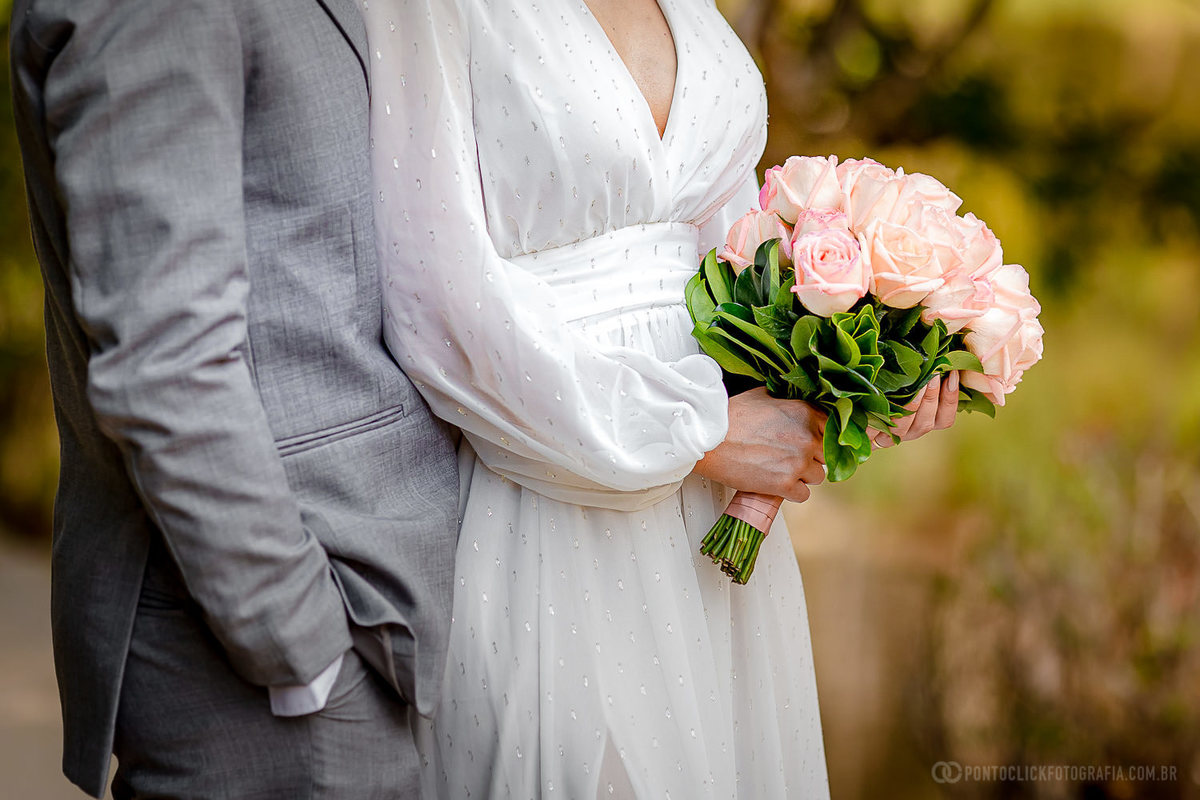 noiva segurando o buquet e sendo abraçada por seu noivo no Elopement Wedding no Espaço Laforet